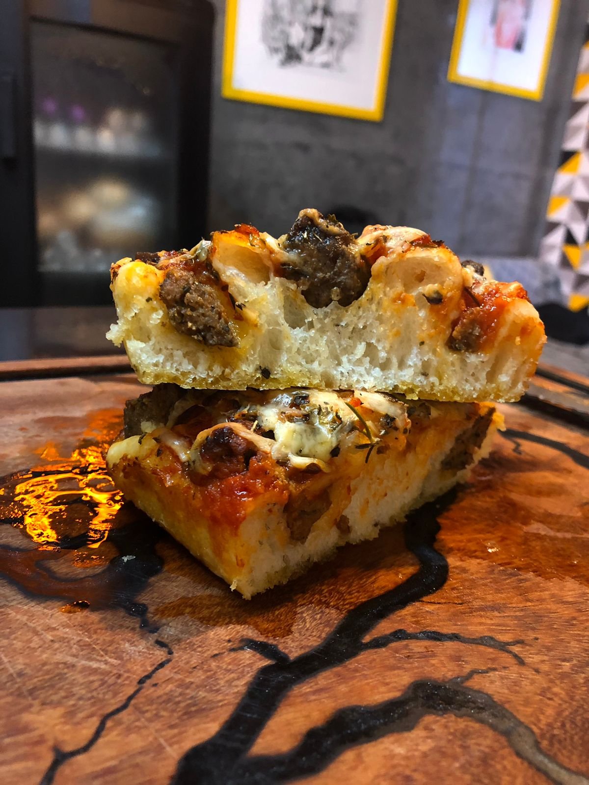Focaccia cortada mostrando alvéolos