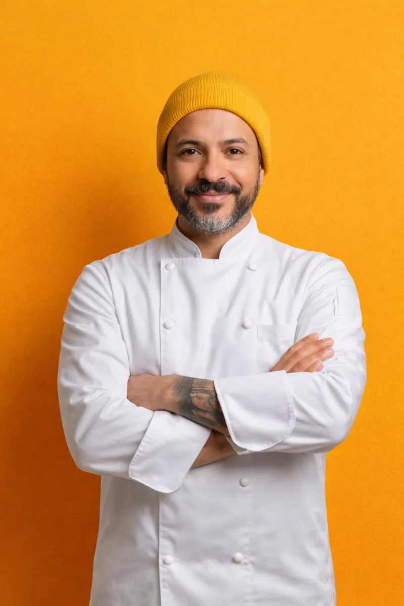 Homero Meyer, de uniforme branco e gorro amarelo.