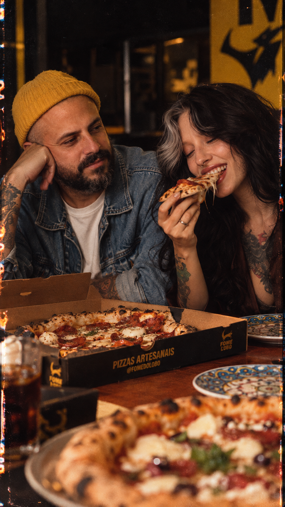 Bruna comendo pizza ao lado de Homero no Fome do Lobo